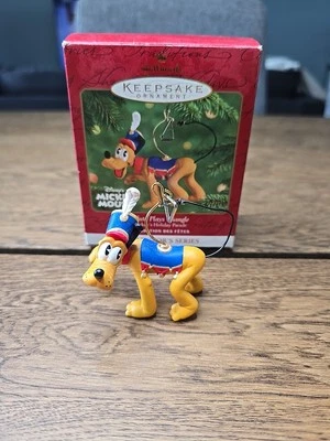 Ornamento lembrança triangular Disney Pluto Plays Hallmark 2001 Mickey Mouse Parade - Imagem 1 de 4