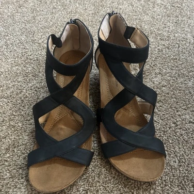 "Sandalias Adrienne Vittadini Trilden negras talla 9M 2"" tacón de cuña imitación cuero" Foto 1 de 4