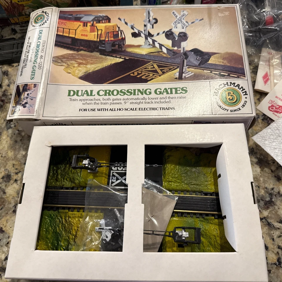 Bachmann 46-1220 HO Dual Crossing Gates MINT 1970s