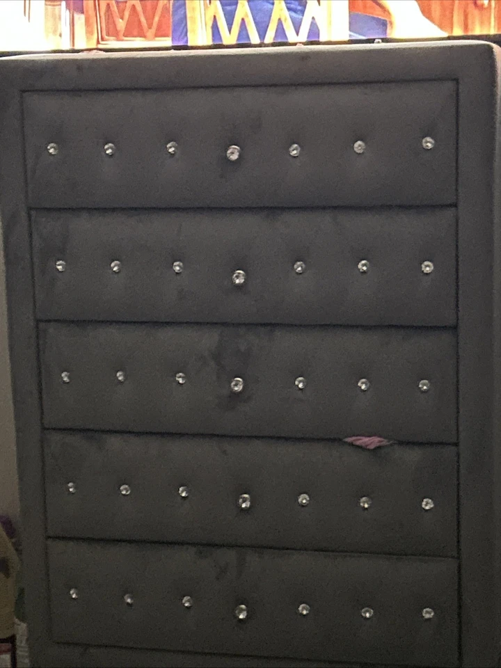 Cómoda gris diamante en buen estado de funcionamiento Foto 1 de 2