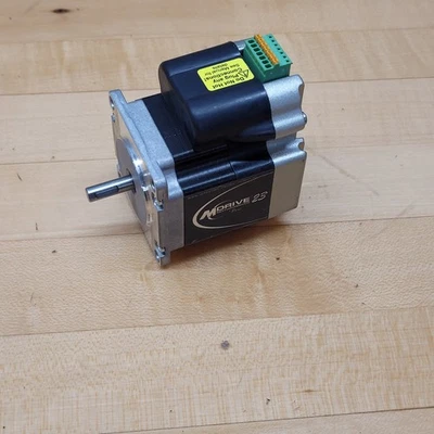 Motor paso a paso y conductor Schneider Electric MCI23A-KMO-01 - USADO Foto 1 de 4