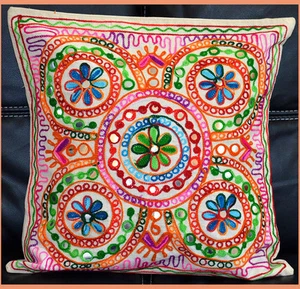 Funda de almohada blanca beige bordada de algodón hecha a mano de la India - Imagen 1 de 5