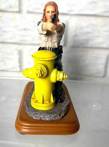 Protectors Of Peace Taking Aim Police Woman Figurine Vanmark PP82465 - Picture 1 of 9