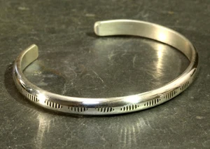 Sterling Silber Manschettenarmband mit handgestempeltem Muster  - Bild 1 von 6