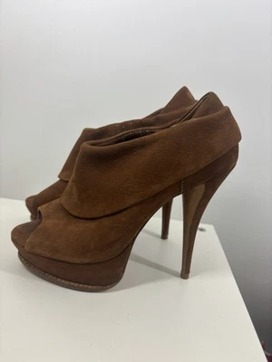 Zapatos de salón Schutz de gamuza con plataforma Peep Toe marrón cálido 6B Foto 1 de 4