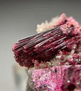 OUTSTANDING ERYTHRITE WITH QUARTZ CRYSTALS FROM BOU AZZER MINE, MOROCCO - Picture 1 of 15