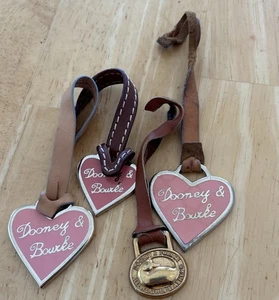 Menge 4 Dooney Bourke Taschenanhänger Charms Messing Ente & Herz Logo Leder Metall Anhänger - Bild 1 von 13