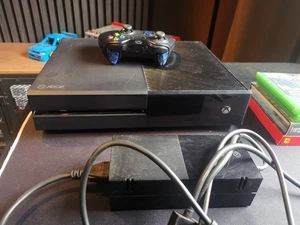 Xbox One 15040 Konsole + Controller - Bild 1 von 1