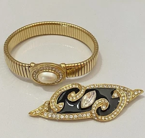 Set Bracciale Vintage TRIFARI Strass Smalto Nero Spilla & Perla Espansione - Foto 1 di 11