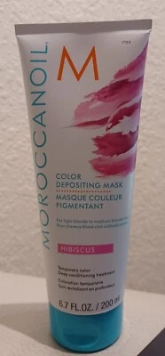 El hibisco es un tono rosa brillante y floral para usar en cabello rubio claro.  Foto 1 de 2