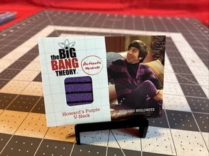2012 Cryptozoic Big Bang Theory Howard’s Purple V-Neck M2 Wardrobe Card - Bild 1 von 4