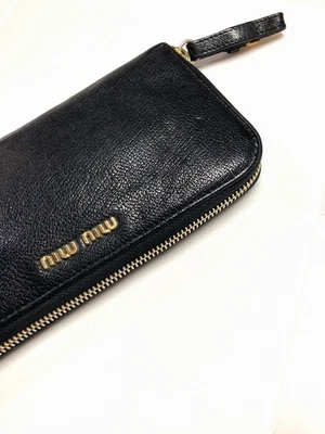 MIU MIU CARTEIRA LONGA VINTAGE METAL LOGOTIPO ZÍPER EM TORNO DE COURO EM RELEVO ITÁLIA PRETA - Imagem 1 de 4
