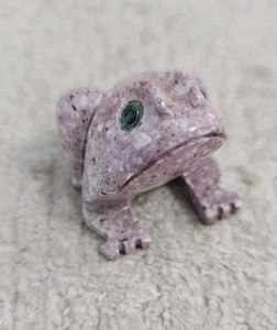 Realistic FROG frogs carving PINK stone gemstone SOAPSTONE amphibian Green Eyes - Picture 1 of 5