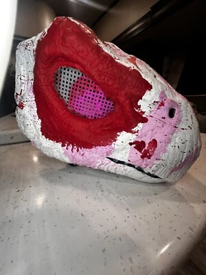 Máscara de dinosaurio roja, rosa y blanca pintada a mano Foto 1 de 4