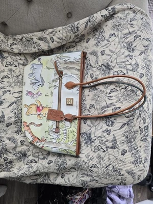 Disney Dooney & Bourke Winnie the Pooh 2022 exclusivo para titular del pase anual Foto 1 de 4