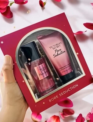 Victoria’s Secret Pure Seduction Mini Juego de Regalo de Viaje Niebla y Loción Corporal Foto 1 de 4