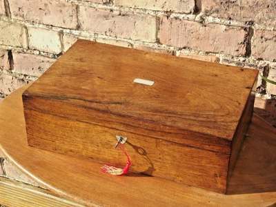 16" 40cm rosewood writing slope with key and new leather skiver - Image 1 of 4