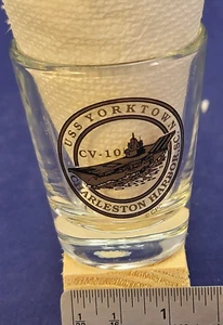 Schnapsglas: USS Yorktown CV10, Charleston Harbor, goldener Schriftzug - Bild 1 von 1