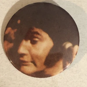 Elvis Presley Vintage Pinback Button Elvis Making Silly Face J4 - Picture 1 of 3