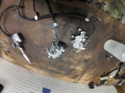 05 2005 SUZUKI VL1500 VL 1500 C90 BOULEVARD OEM LEFT RIGHT FRONT BRAKE CALIPER - Image 1 of 4