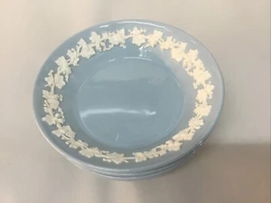 (4) Cuenco de postre Wedgwood en relieve Queensware crema lavanda azul baya 5 1/8" - Imagen 1 de 2