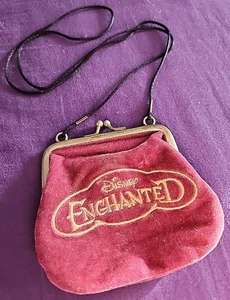 Raro | Disney - Encantado | Monedero forrado de terciopelo púrpura satinado con correa negra - Imagen 1 de 6