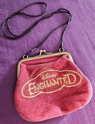 Raro | Disney - Encantado | Monedero forrado de terciopelo púrpura satinado con correa negra  Foto 1 de 4