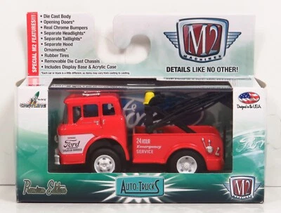 M2 Machines R32 Auto Trucks 1970 Ford C-600 Tow Truck 70 Wrecker 15-05 Red 1:64 - Image 1 of 4