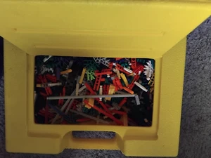 knex estuche amarillo lleno de piezas - Imagen 1 de 4