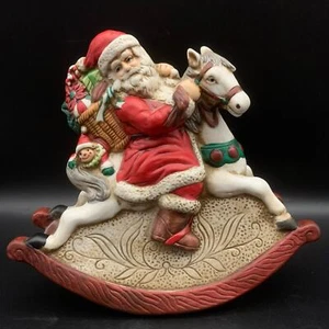 Caja de música Sanyo vintage de Papá Noel está llegando a la ciudad en un caballo mecedor - Imagen 1 de 17