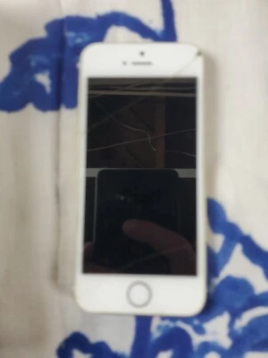 Apple iPhone 5s 16GB A1533 White - Cracked Screen Turns On W wrong box+ - Image 1 of 3