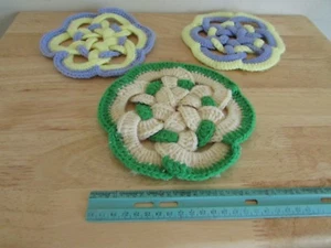 Lote de 3 remaches ganchillo a mano vintage nunca usados azul y amarillo verde y crema - Imagen 1 de 3