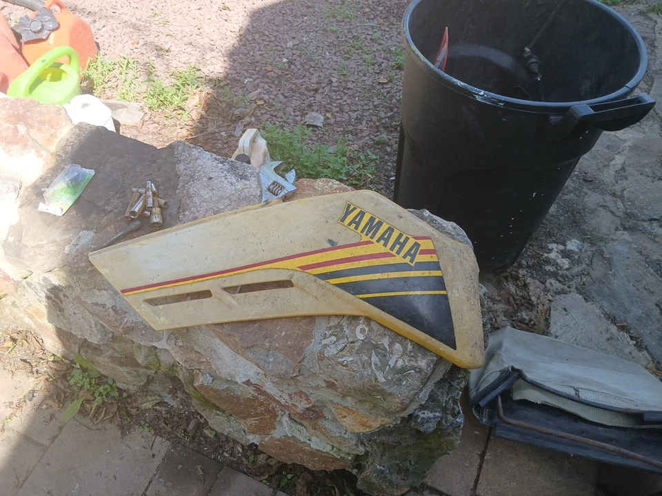 Yamaha Tri Moto YTM 225DX 1983 lado izquierdo tanque de gasolina cubierta/panel Foto 1 de 4