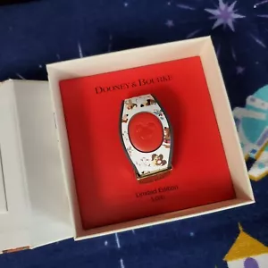 2021 Disney Parks Dooney & Bourke SANTA TAILS Holiday Dogs Magic Band LE 5000 - Foto 1 di 10