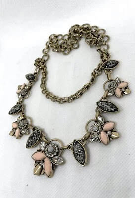 Collar babero en capas tono dorado melocotón, gris y negro estrás  Foto 1 de 4