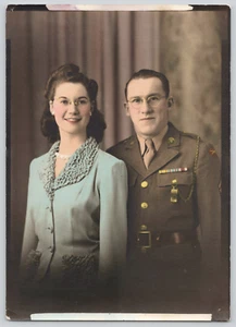 Foto encontrada hermosa mujer joven y esposo militar en uniforme gafas silbato - Imagen 1 de 2