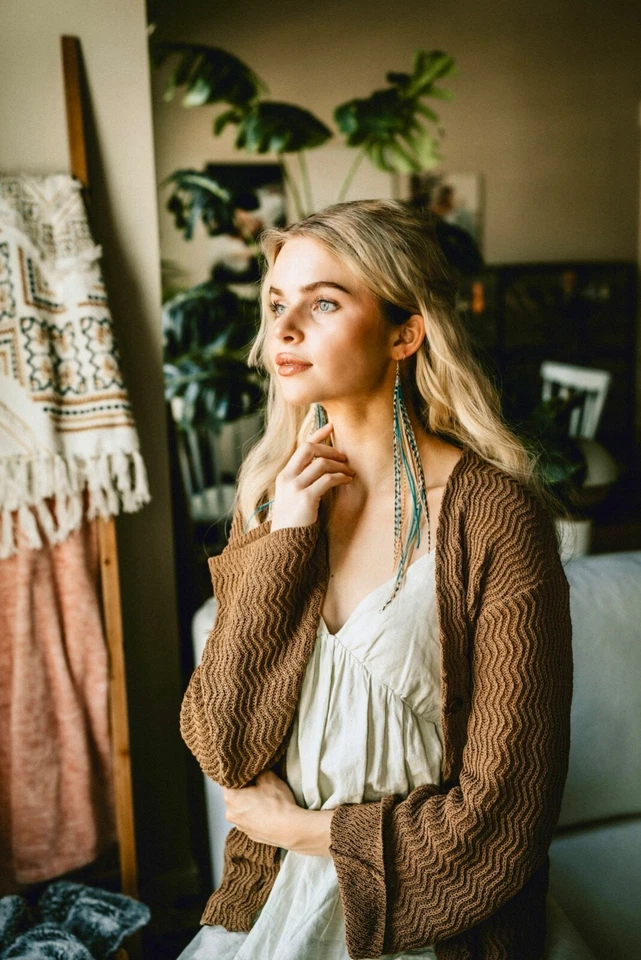 Pendientes largos de plumas personalizados inspirados en Owlita turquesa y grizzly Foto 1 de 3