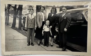 VTG Photo Of 1950’s Family With Old Antique Car Vintage Photo Free Shipping - Picture 1 of 1