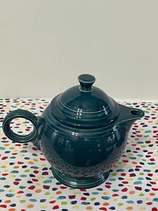 Tetera Fiestaware Juniper Fiesta Retirada Grande Verde Azulado 44 oz Tetera con Tapa - Imagen 1 de 11