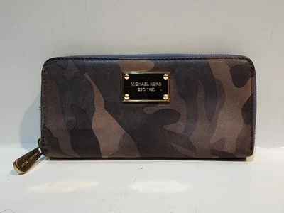 Cartera de cuero Michael Kors para mujer de camuflaje con cremallera alrededor  Foto 1 de 4