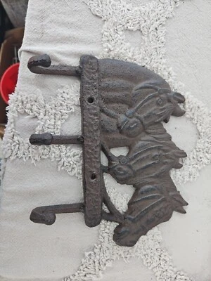 Llavero de hierro fundido caballos 3 ganchos decoración de campo occidental casa de campo primitiva Foto 1 de 4