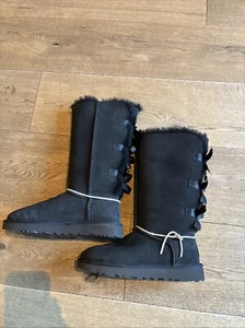 UGG Bailey Bow Tall II Triple Schleife Mit Strass,37, Neu mit Karton, Schwarz - Bild 1 von 10