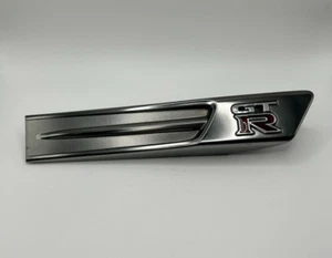 Nissan GTR R35 FRONT SIDE FENDER FINISHER SILVER 63870-JF00A OEM - Picture 1 of 7