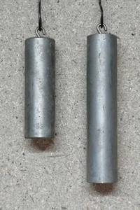 2 Uhrengewichte Eisen ca. 303/439 g; Länge ca. 90/127 mm; Ø ca. 25 mm - Bild 1 von 2