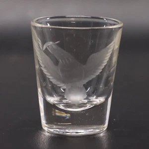 Adler Vogel mattiert geätzt Schnapsglas schwimmende Blase Basis 2 1/4" x 2" - Bild 1 von 2