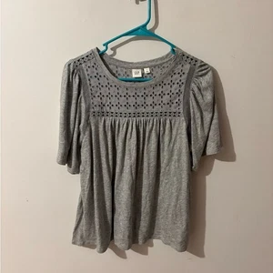 Gap Gray Eyelet Top Size Small - Picture 1 of 4