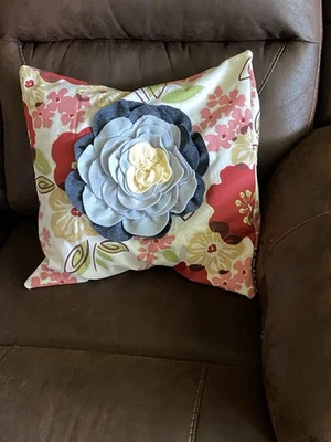 Almohada decorativa floral con acento de flores azules Foto 1 de 2