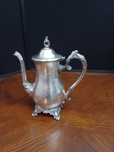 VINTAGE SILVERPLATE 9" HINGED PILGRIM FLORAL THEMED TEA POT - Picture 1 of 8
