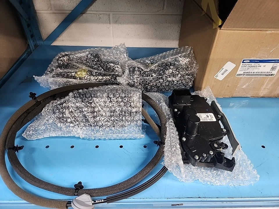 Ford - LINCOLN CONTINENTAL DOOR LOCK LATCH KIT NEW  GD9Z-54264A26-BA OEM - Image 1 of 4