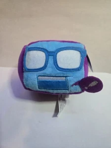 Fun2Play Toys Nerd Block Logo Würfel Plüschtier (magenta) - NEU - Bild 1 von 6